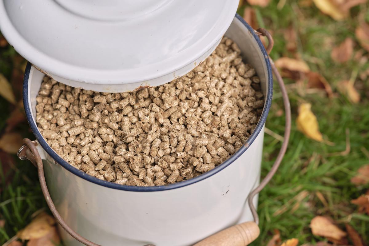 Titelbild: Rechnet sich der Einsatz von Strohpellets im Stall?